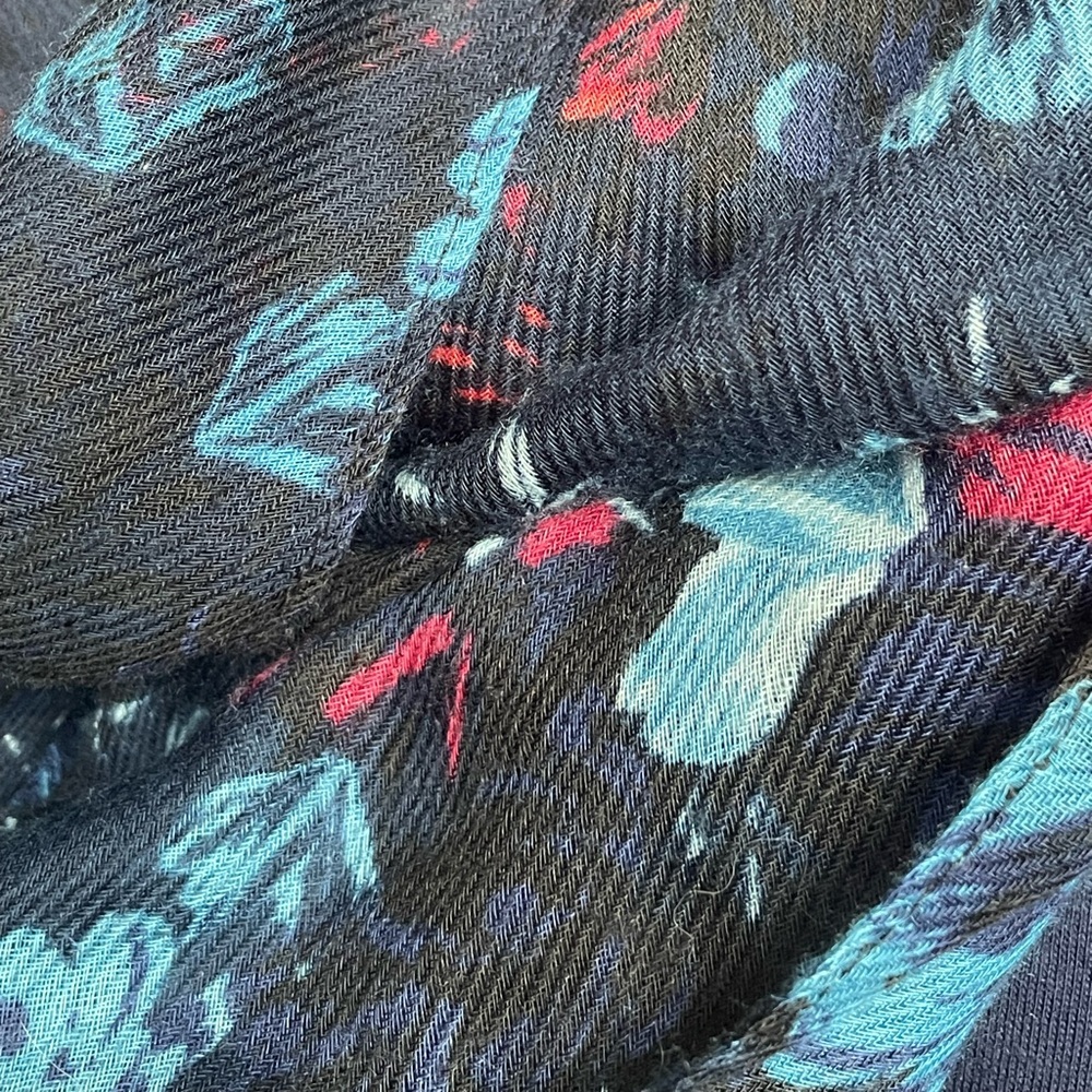 🌸2/$12🌸 Reitmans Floral Patterned infinity Scarf - Picture 6 of 9